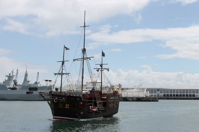 Jolly_Roger_Pirate_Ship_Cape Town2