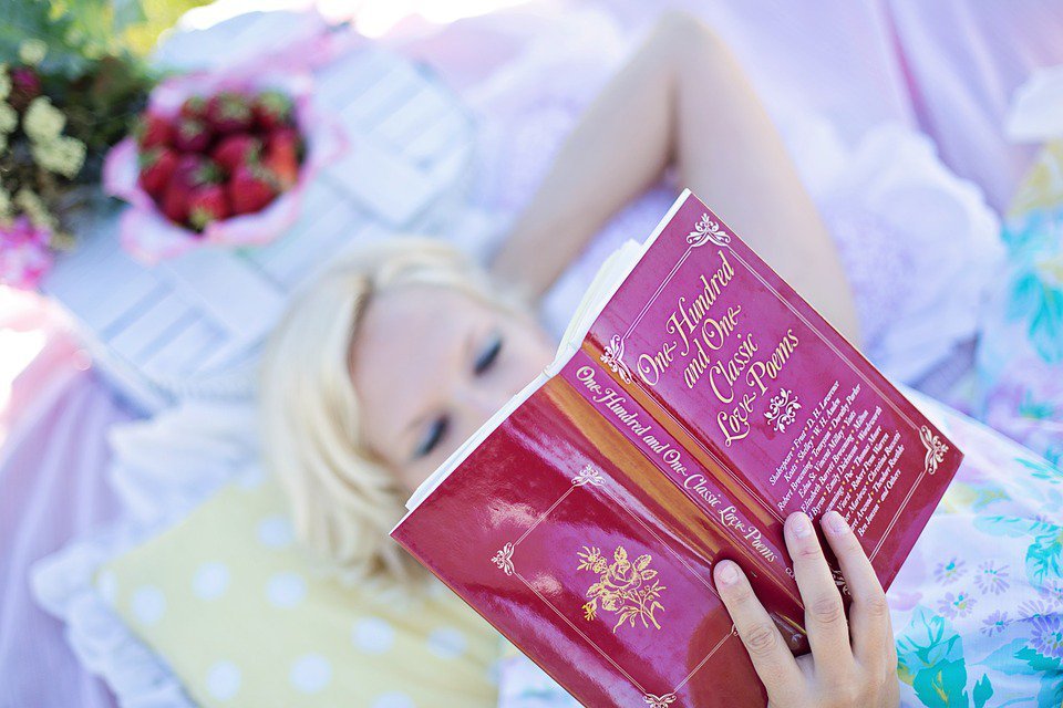Main_Pretoria_woman_reading